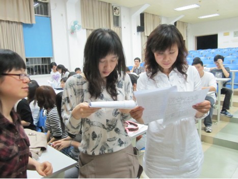 3赵国芳老师（左）和程萍老师（右）正在认真地学习合唱谱