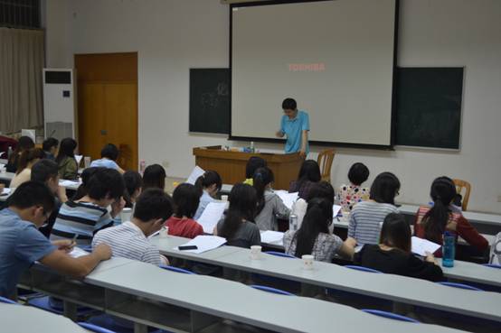 3赵天骐同学带领队员练习共青团员之歌