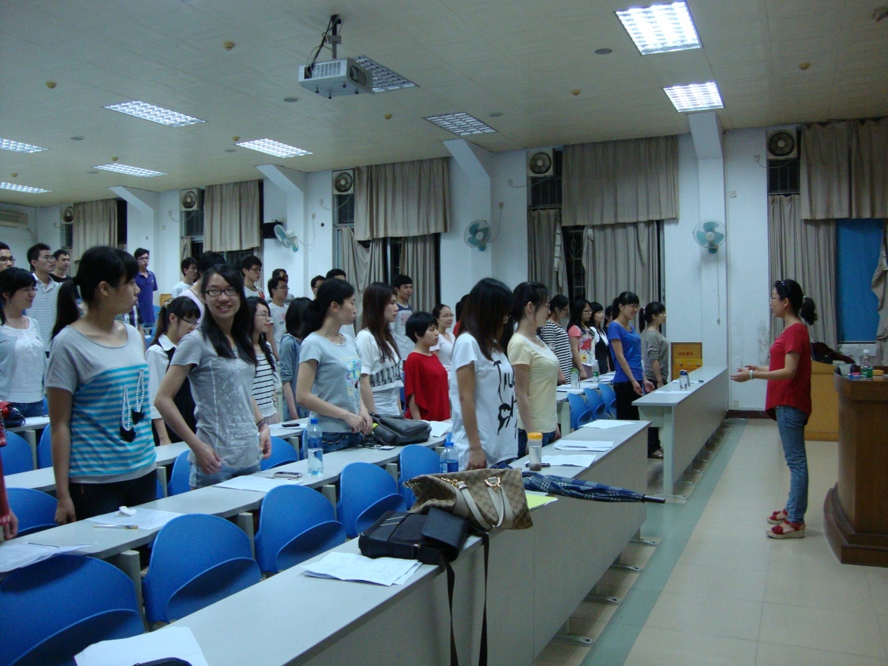 3队员们正专心地练唱