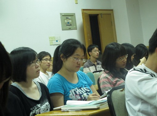 4参加讲座的同学在认真地做着笔记