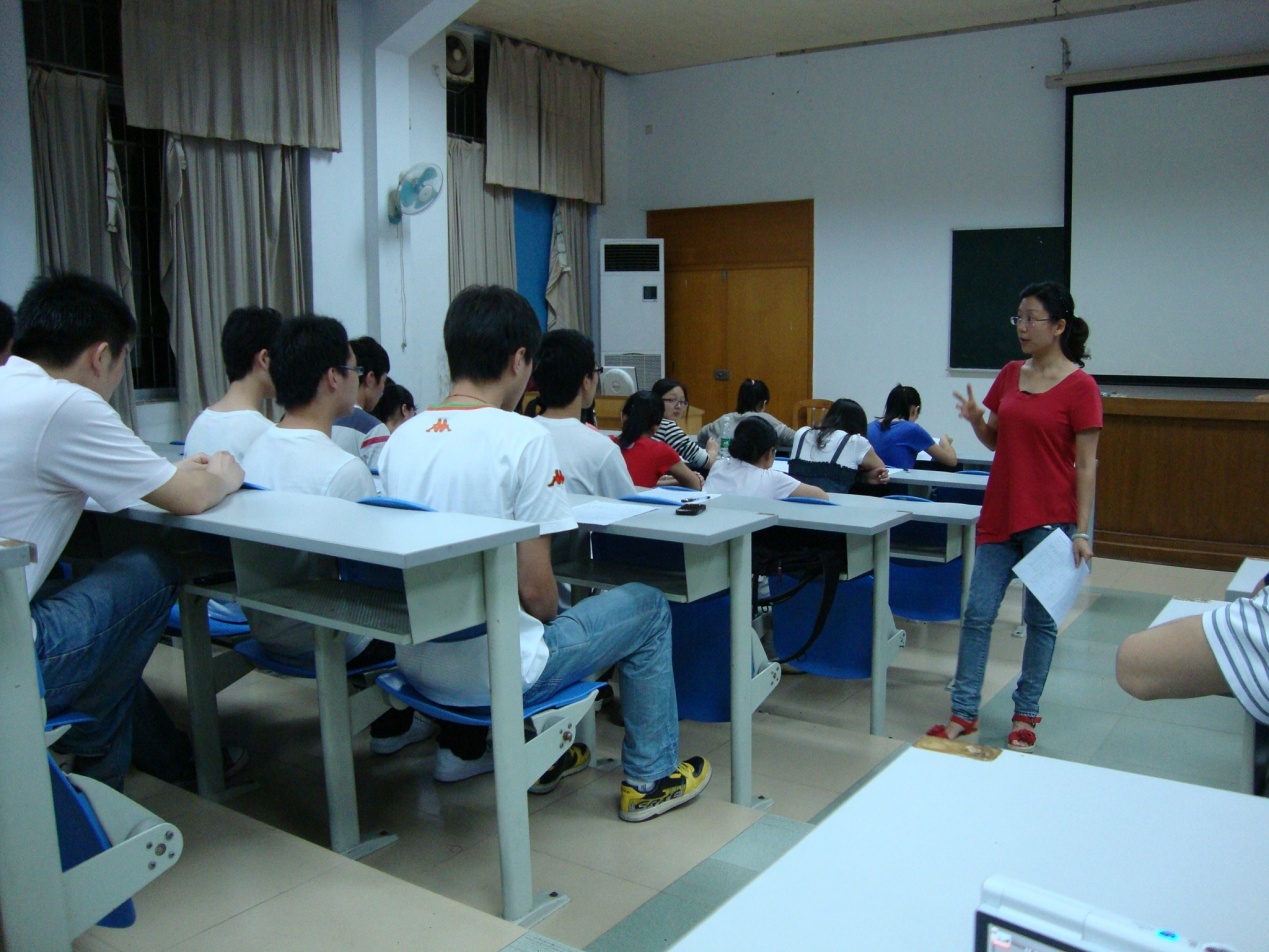 4周老师在台下为队员讲解合唱要领