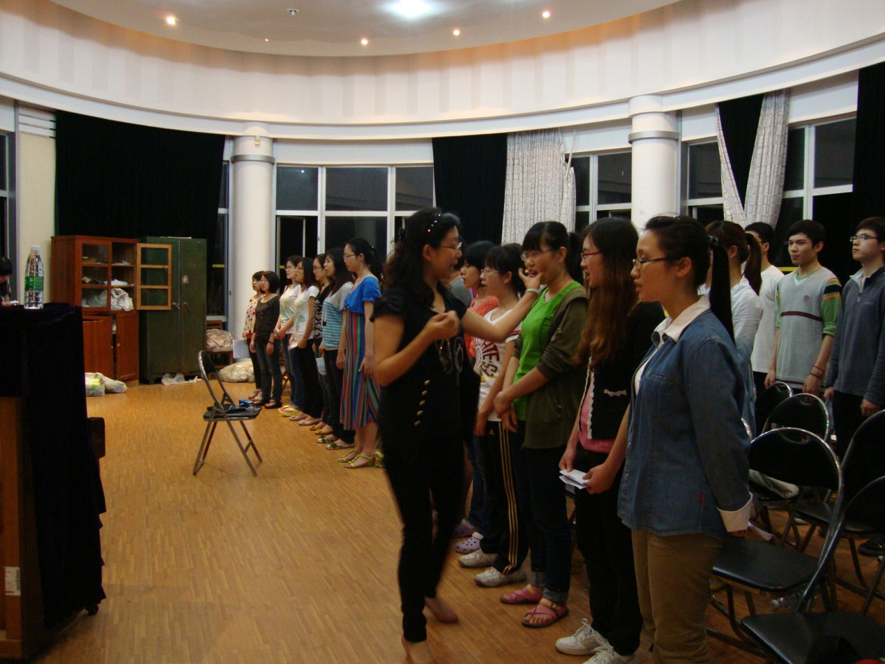 4周莉老师细心为逐个声部纠错