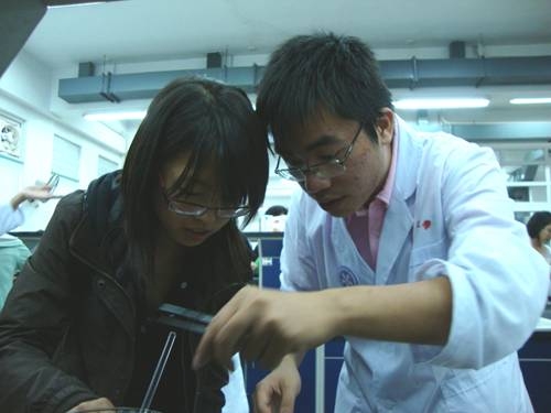 4细心指导的工作人员