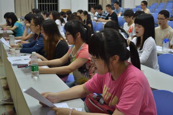 4队员们认真练唱的场景