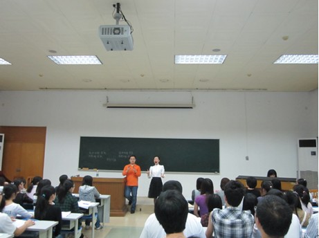 4（王老师在给同学们示范发音）