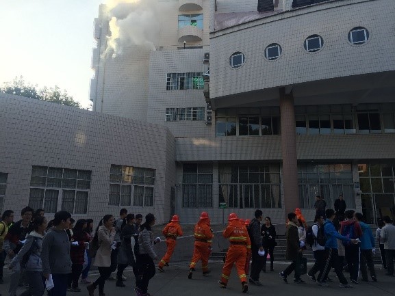 消防逃生演练现场