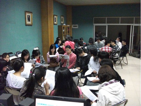 5各声部同学们正在认真地练习中