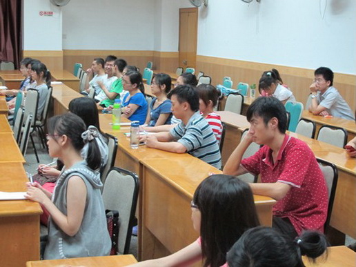 5同学们全神贯注地倾听着.jpg