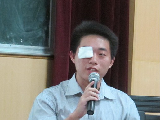 6孙浩师兄非常投入地介绍出国程序的办理
