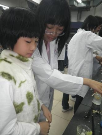 6被精彩的实验吸引而来的小妹妹