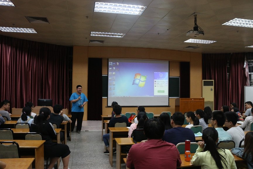化学学院全体学生党员开展第一次集中学习
