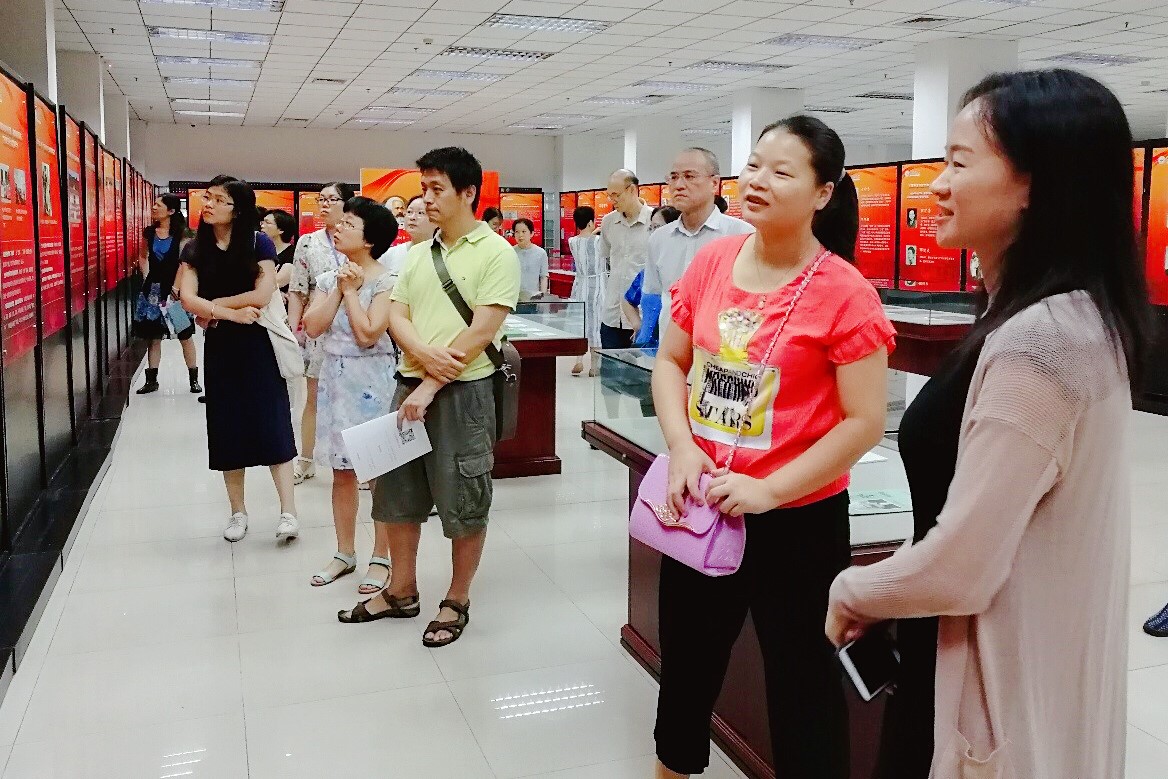 化学学院党委组织教职工党员参观“笃行与薪传—马克思主义在中山大学的实践与传承”系列展览