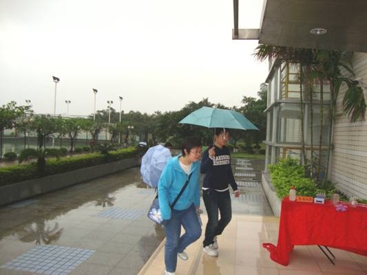 7下午冒雨前来参观的同学