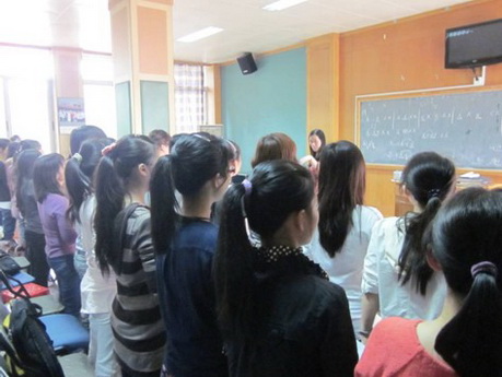 8王老师指挥同学们进行发声练习