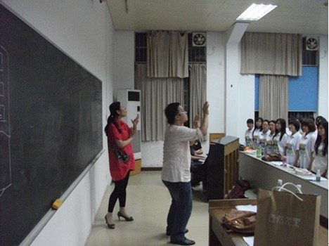 8（指挥在王老师指点下与同学们磨合）