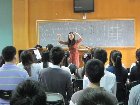 9王老师指导同学们进行音调情感的控制